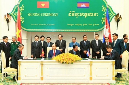 Thủ tướng Nguyễn Xuân Phúc hội đàm với Thủ tướng Campuchia Hun Sen - ảnh 5